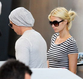 celebrity_paradise.com_ParisHilton2011_04_03_AtLAXAirportTheElder_7.jpg