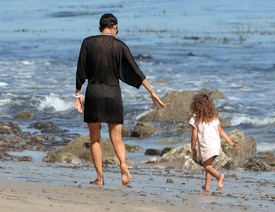 celebrity_paradise.com_TheElder_HalleBerry2011_04_01_AtbeachinMalibu1.jpg