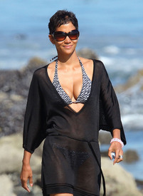 celebrity_paradise.com_TheElder_HalleBerry2011_04_01_AtbeachinMalibu12.jpg