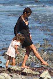 celebrity_paradise.com_TheElder_HalleBerry2011_04_01_AtbeachinMalibu13.jpg