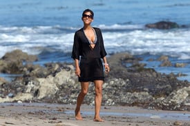 celebrity_paradise.com_TheElder_HalleBerry2011_04_01_AtbeachinMalibu16.jpg