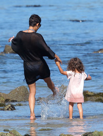 celebrity_paradise.com_TheElder_HalleBerry2011_04_01_AtbeachinMalibu17.jpg