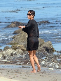 celebrity_paradise.com_TheElder_HalleBerry2011_04_01_AtbeachinMalibu2.jpg