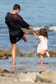 celebrity_paradise.com_TheElder_HalleBerry2011_04_01_AtbeachinMalibu4.jpg