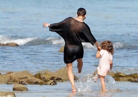 celebrity_paradise.com_TheElder_HalleBerry2011_04_01_AtbeachinMalibu5.jpg