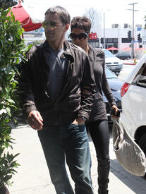 celebrity_paradise.com_TheElder_HalleBerry2011_04_12_atanItalianrestaurant1.jpg