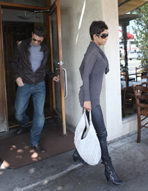 celebrity_paradise.com_TheElder_HalleBerry2011_04_12_atanItalianrestaurant4.jpg