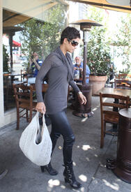 celebrity_paradise.com_TheElder_HalleBerry2011_04_12_atanItalianrestaurant6.jpg