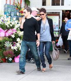 celebrity_paradise.com_TheElder_HalleBerry2011_04_24_groceryshoppinginBeverlyHills3.jpg