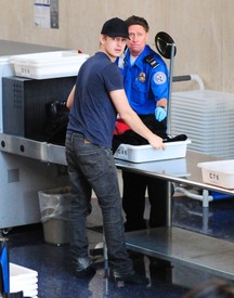 celebrity_paradise.com_TheElder_RachelBilson2011_04_18_departLAXAirport20.jpg
