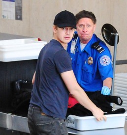 celebrity_paradise.com_TheElder_RachelBilson2011_04_18_departLAXAirport21.jpg