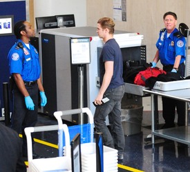 celebrity_paradise.com_TheElder_RachelBilson2011_04_18_departLAXAirport22.jpg
