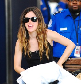 celebrity_paradise.com_TheElder_RachelBilson2011_04_18_departLAXAirport26.jpg