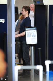 celebrity_paradise.com_TheElder_RachelBilson2011_04_18_departLAXAirport29.jpg