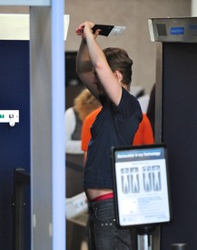 celebrity_paradise.com_TheElder_RachelBilson2011_04_18_departLAXAirport30.jpg