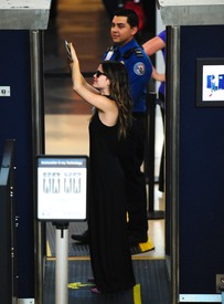 celebrity_paradise.com_TheElder_RachelBilson2011_04_18_departLAXAirport34.jpg