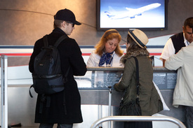 celebrity_paradise.com_TheElder_RachelBilson2011_04_18_departLAXAirport40.JPG