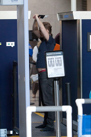 celebrity_paradise.com_TheElder_RachelBilson2011_04_18_departLAXAirport51.JPG