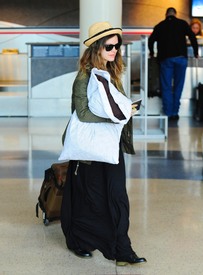 celebrity_paradise.com_TheElder_RachelBilson2011_04_18_departLAXAirport9.jpg
