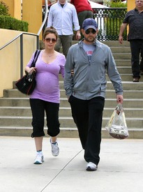 02071_celebrity_paradise.com_TheElder_AlyssaMilano2011_04_03_AtCrumbscupcakesinCalabasas5_122_16lo.jpg