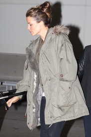 17430_celebrity_paradise.com_TheElder_KateBeckinsale2011_03_21_arrivesbackinVancouver4_122_39lo.jpg