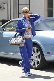 Paris Hilton strolling up to a Beverly Hills nail salon000.jpg