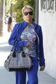 Paris Hilton strolling up to a Beverly Hills nail salon002.jpg