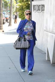 Paris Hilton strolling up to a Beverly Hills nail salon004.jpg