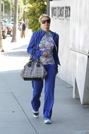 Paris Hilton strolling up to a Beverly Hills nail salon005.jpg