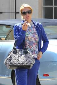 Paris Hilton strolling up to a Beverly Hills nail salon012.jpg
