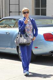 Paris Hilton strolling up to a Beverly Hills nail salon013.jpg