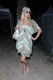 Paris Hilton_OnTheSecondDayOfCoachellaFestival002.jpg