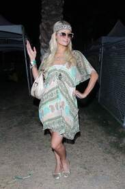 Paris Hilton_OnTheSecondDayOfCoachellaFestival003.jpg