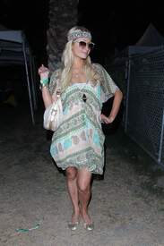 Paris Hilton_OnTheSecondDayOfCoachellaFestival005.jpg