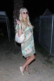 Paris Hilton_OnTheSecondDayOfCoachellaFestival006.jpg