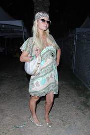 Paris Hilton_OnTheSecondDayOfCoachellaFestival011.jpg