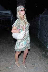 Paris Hilton_OnTheSecondDayOfCoachellaFestival012.jpg