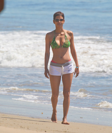 Halle Berry on the beach in Malibu 31.3.2011_03.jpg