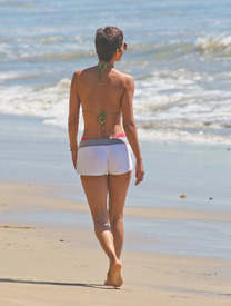 Halle Berry on the beach in Malibu 31.3.2011_15.jpg