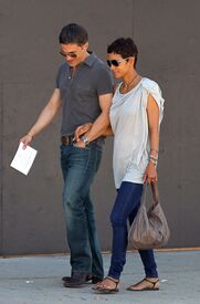 Halle Berry & Olivier Martinez out and about in Los Angeles 4.4.2011_08.jpg