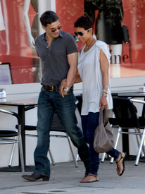Halle Berry & Olivier Martinez out and about in Los Angeles 4.4.2011_11.jpg