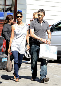 Halle Berry & Olivier Martinez out and about in Los Angeles 4.4.2011_13.jpg