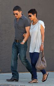 Halle Berry & Olivier Martinez out and about in Los Angeles 4.4.2011_14.jpg