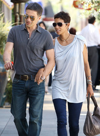 Halle Berry & Olivier Martinez out and about in Los Angeles 4.4.2011_15.jpg