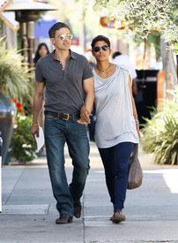 Halle Berry & Olivier Martinez out and about in Los Angeles 4.4.2011_17.jpg