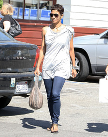 Halle Berry & Olivier Martinez out and about in Los Angeles 4.4.2011_18.jpg