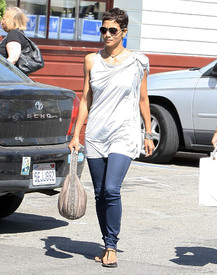 Halle Berry & Olivier Martinez out and about in Los Angeles 4.4.2011_18.jpg
