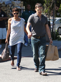 Halle Berry & Olivier Martinez out and about in Los Angeles 4.4.2011_19.jpg