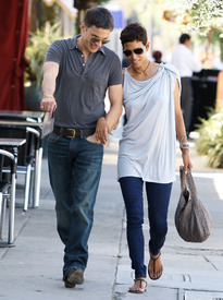 Halle Berry & Olivier Martinez out and about in Los Angeles 4.4.2011_20.jpg