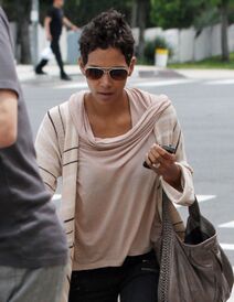 HalleBerryandOliverMartinezattheSunsetPlaza7.4.2011_02.jpg